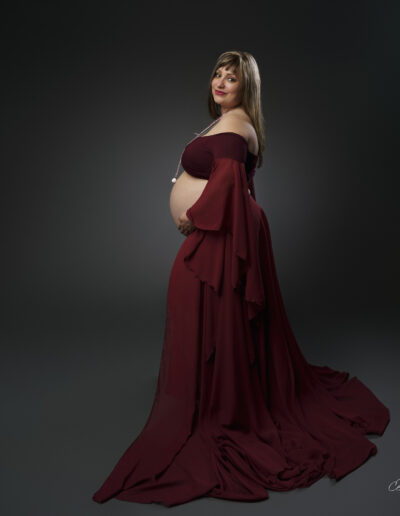 Séance photo de grossesse avec des voiles et une lumière douce