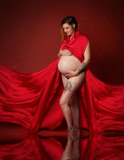 Séance photo de grossesse avec des voiles et une lumière douce