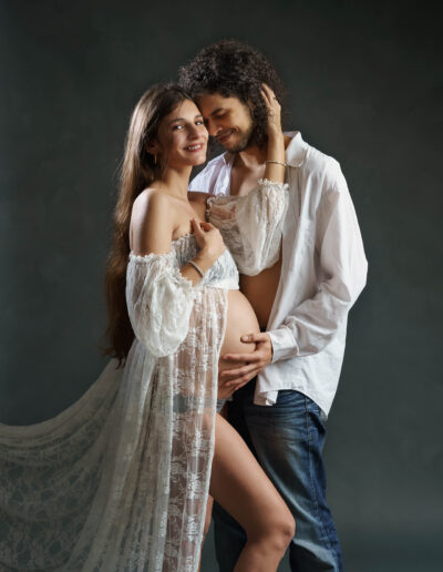 Couple attendant un bébé lors d’un shooting grossesse dans les Landes