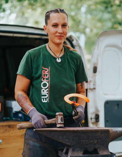 Photo d’Harmony Sauvrezy, maréchale ferrante à Mimizan, en plein travail, illustrant son expertise et sa passion pour le soin des chevaux