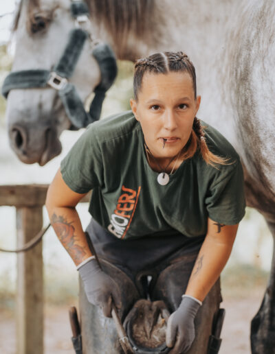 Photo d’Harmony Sauvrezy, maréchale ferrante à Mimizan, en plein travail, illustrant son expertise et sa passion pour le soin des chevaux