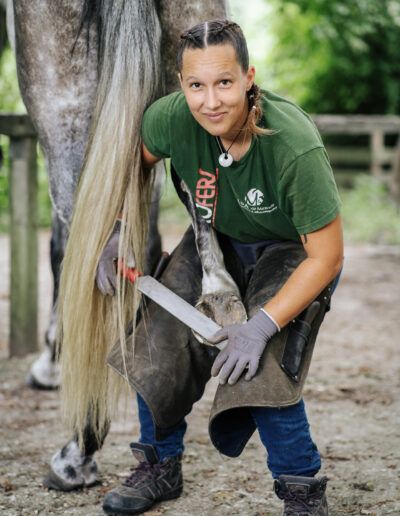 Photo d’Harmony Sauvrezy, maréchale ferrante à Mimizan, en plein travail, illustrant son expertise et sa passion pour le soin des chevaux
