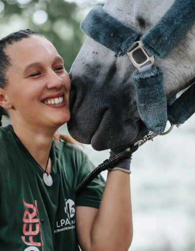 Photo d’Harmony Sauvrezy, maréchale ferrante à Mimizan, en plein travail, illustrant son expertise et sa passion pour le soin des chevaux