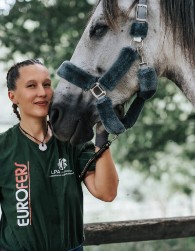 Photo d’Harmony Sauvrezy, maréchale ferrante à Mimizan, en plein travail, illustrant son expertise et sa passion pour le soin des chevaux