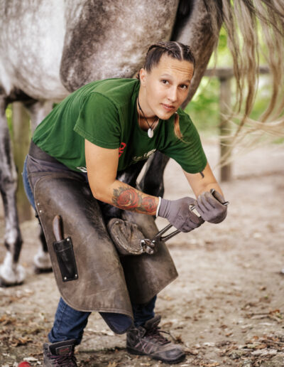 Photo d’Harmony Sauvrezy, maréchale ferrante à Mimizan, en plein travail, illustrant son expertise et sa passion pour le soin des chevaux