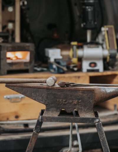 Photo d’Harmony Sauvrezy, maréchale ferrante à Mimizan, en plein travail, illustrant son expertise et sa passion pour le soin des chevaux