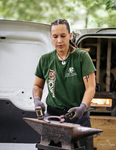 Photo d’Harmony Sauvrezy, maréchale ferrante à Mimizan, en plein travail, illustrant son expertise et sa passion pour le soin des chevaux