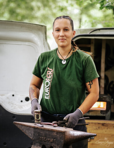 Photo d’Harmony Sauvrezy, maréchale ferrante à Mimizan, en plein travail, illustrant son expertise et sa passion pour le soin des chevaux