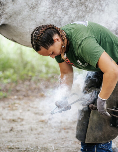 Photo d’Harmony Sauvrezy, maréchale ferrante à Mimizan, en plein travail, illustrant son expertise et sa passion pour le soin des chevaux