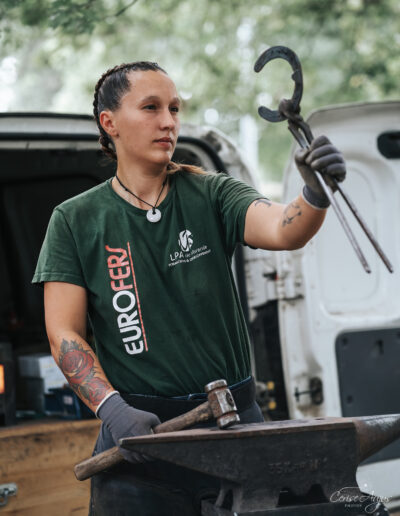 Photo d’Harmony Sauvrezy, maréchale ferrante à Mimizan, en plein travail, illustrant son expertise et sa passion pour le soin des chevaux