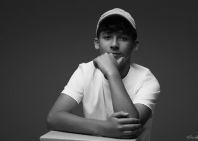 L-enfant-roi- Portrait d’un adolescent au regard franc, debout face à l’objectif