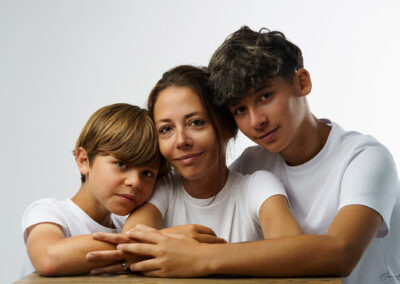 Maman entourée de ses enfants, rires et tendresse partagée