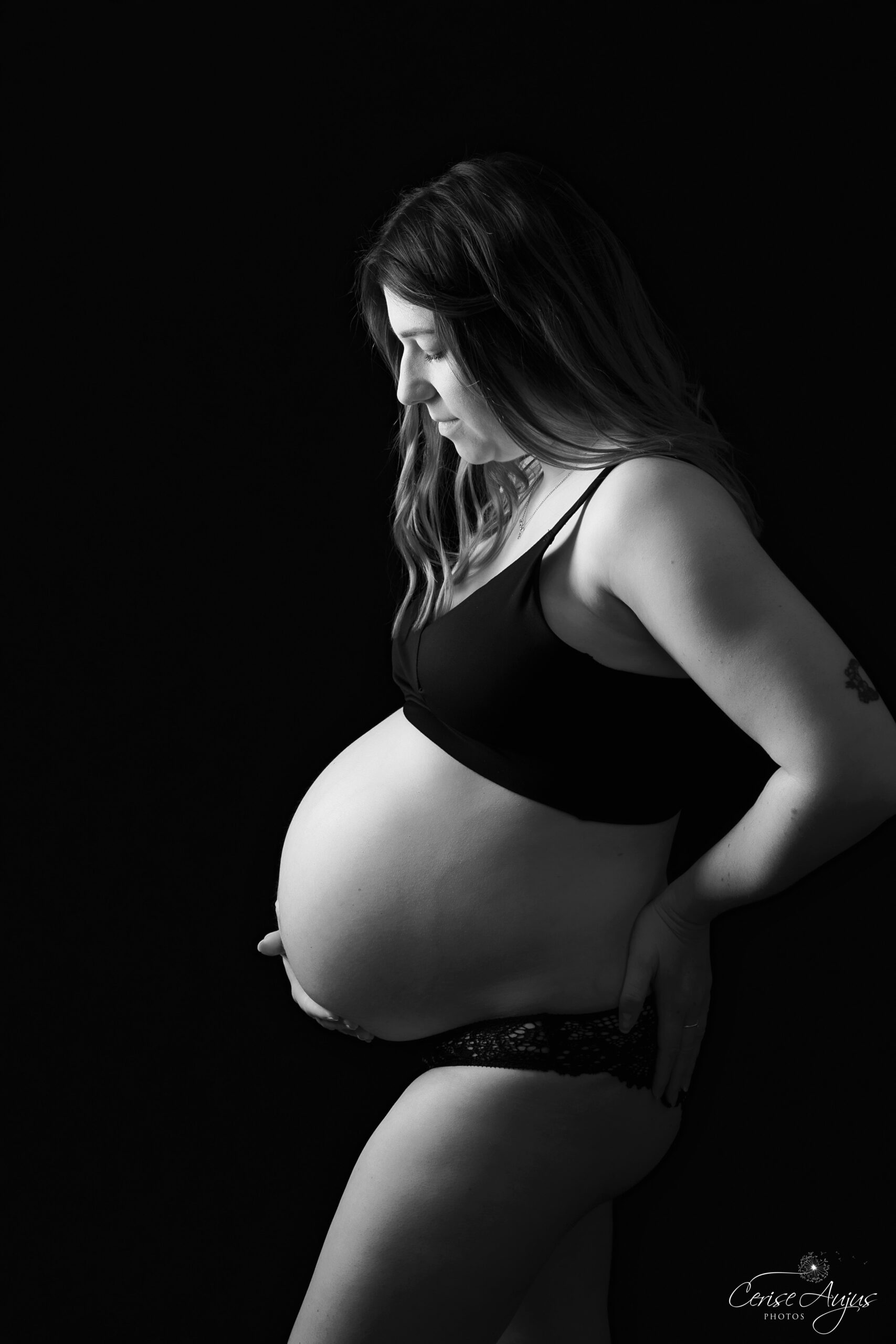 Photographe grossesse Parentis-en-Born – Silhouette artistique d’un ventre rond en lumière naturelle en studio à Pontenx les Forges