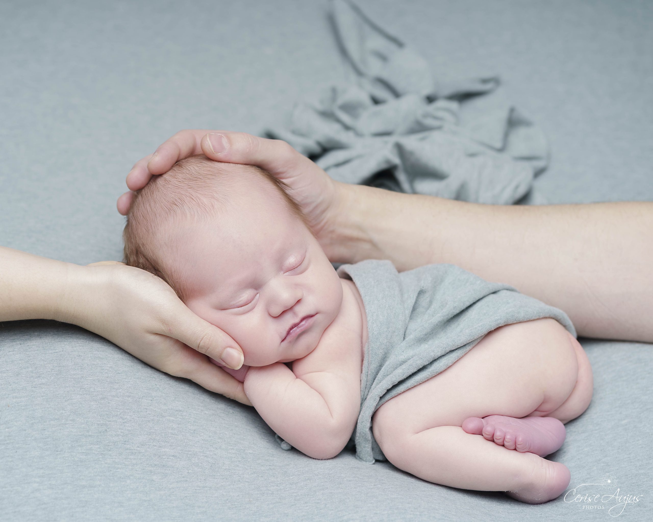 Photographe nouveau-né Landes – Séance photo en toute sécurité Photographe-naissance-landes- Nouveau-né paisiblement installé lors d’une séance photo sécurisée avec Cerise Aujus, photographe spécialisée naissance dans les Landes