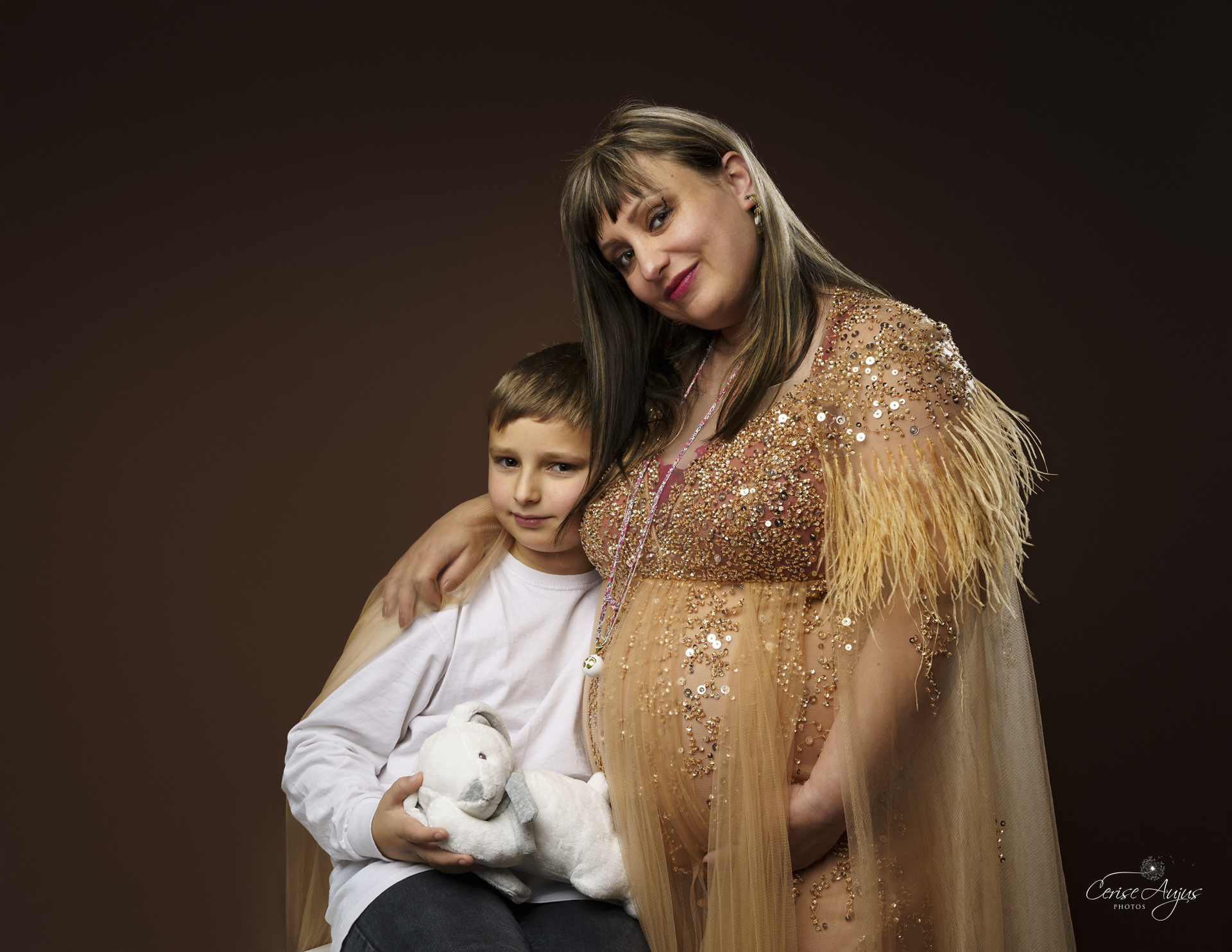 Future maman et son aîné – séance photo grossesse bébé arc-en-ciel en studio à Mimizan