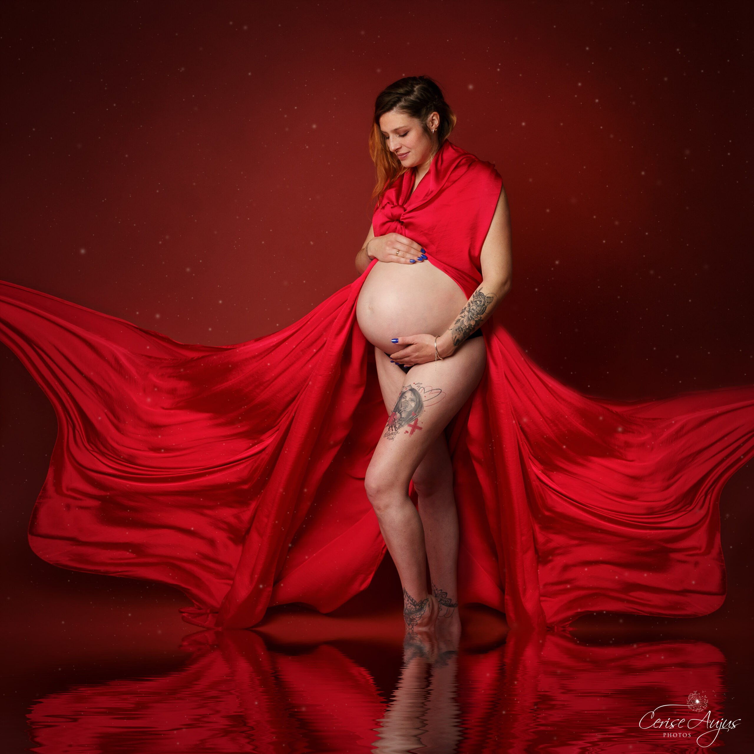 Photographe grossesse Parentis-en-Born future maman qui contemple son ventre rond au studio photo Pontenx-les-Forges
