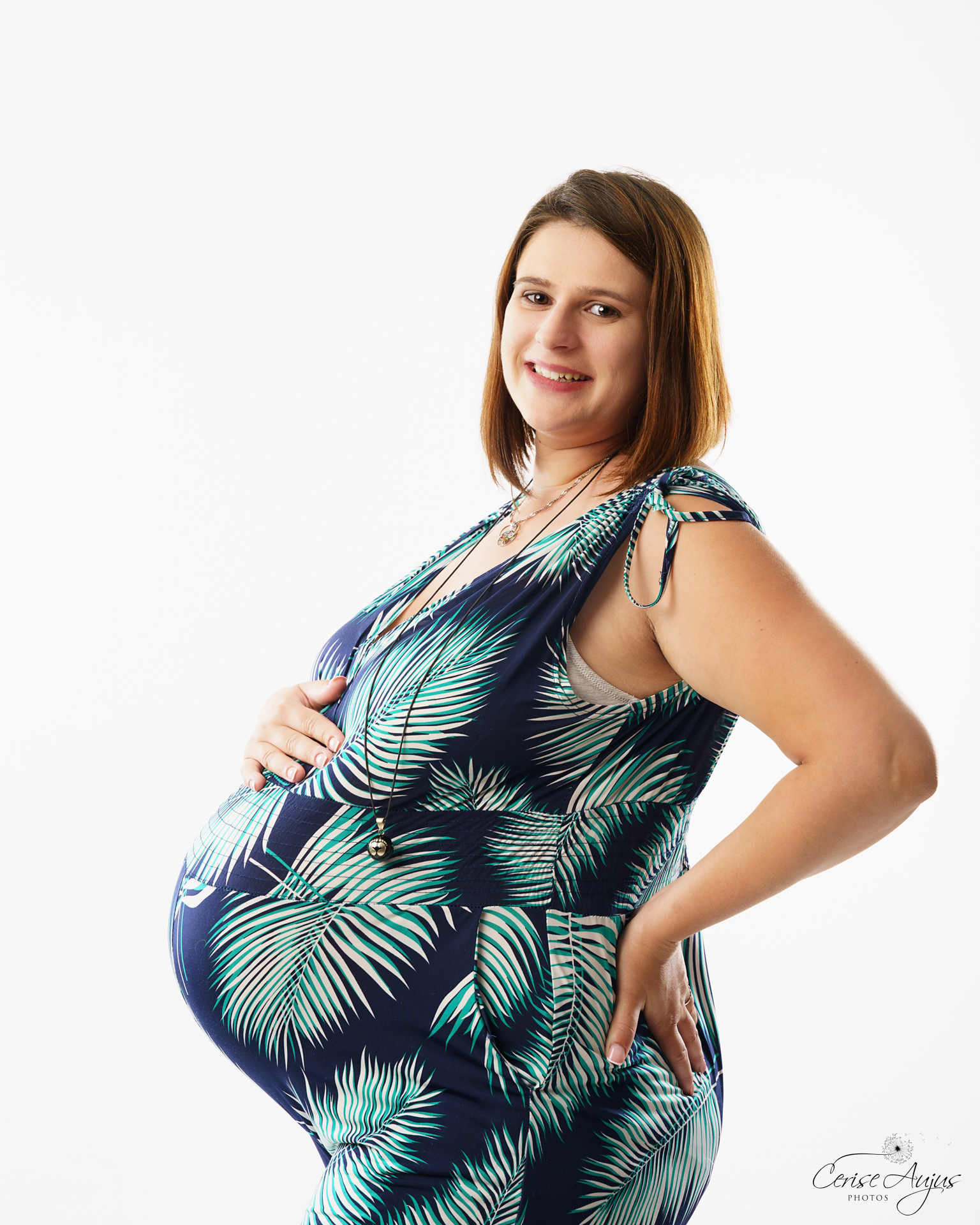 Photographe grossesse Parentis-en-Born future maman fière de son ventre rond au studio Pontenx-les-Forges 