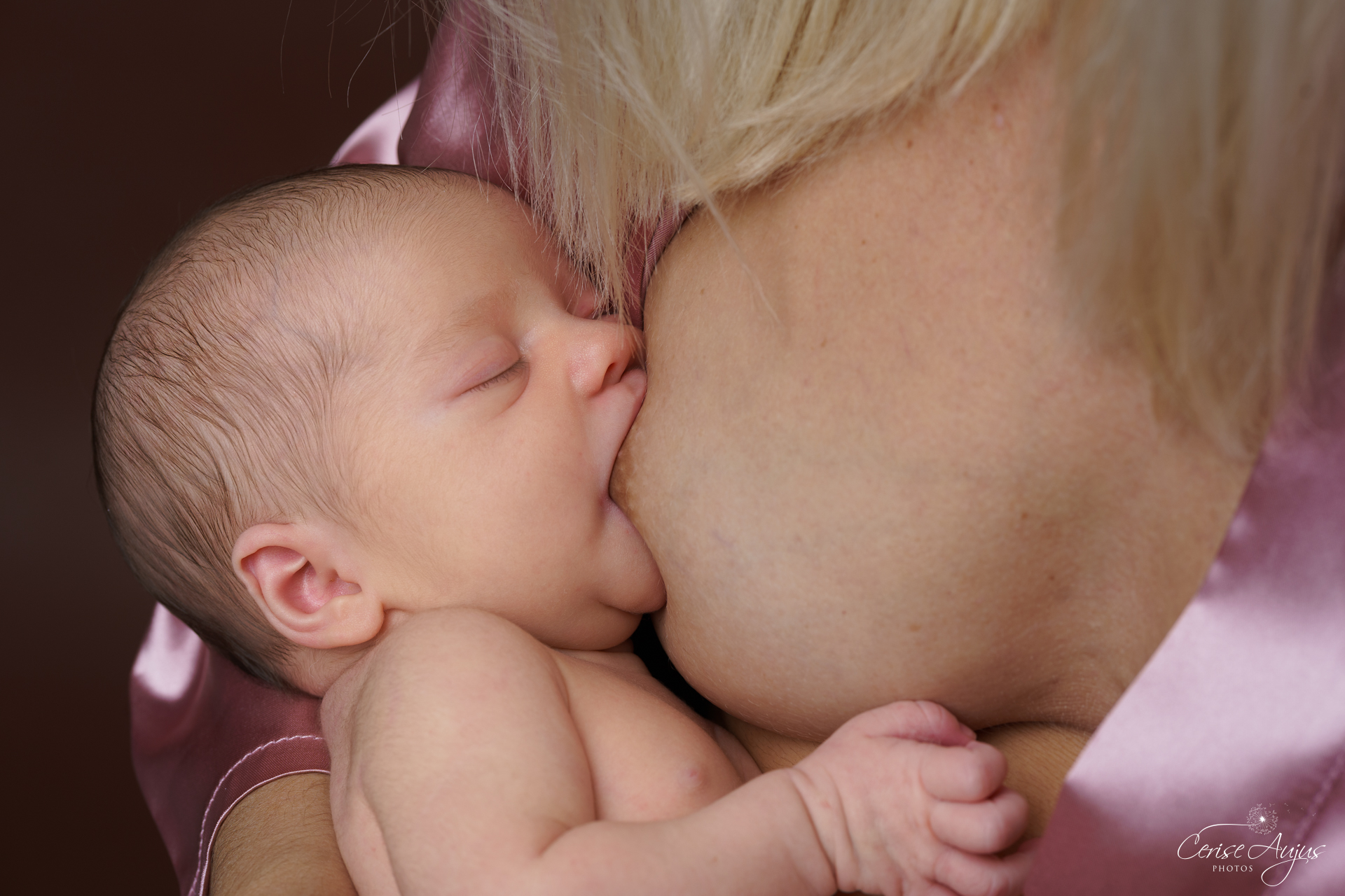 Gros plan bébé allaité au studio séance photo naissance Parentis-en-Born douceur maternité