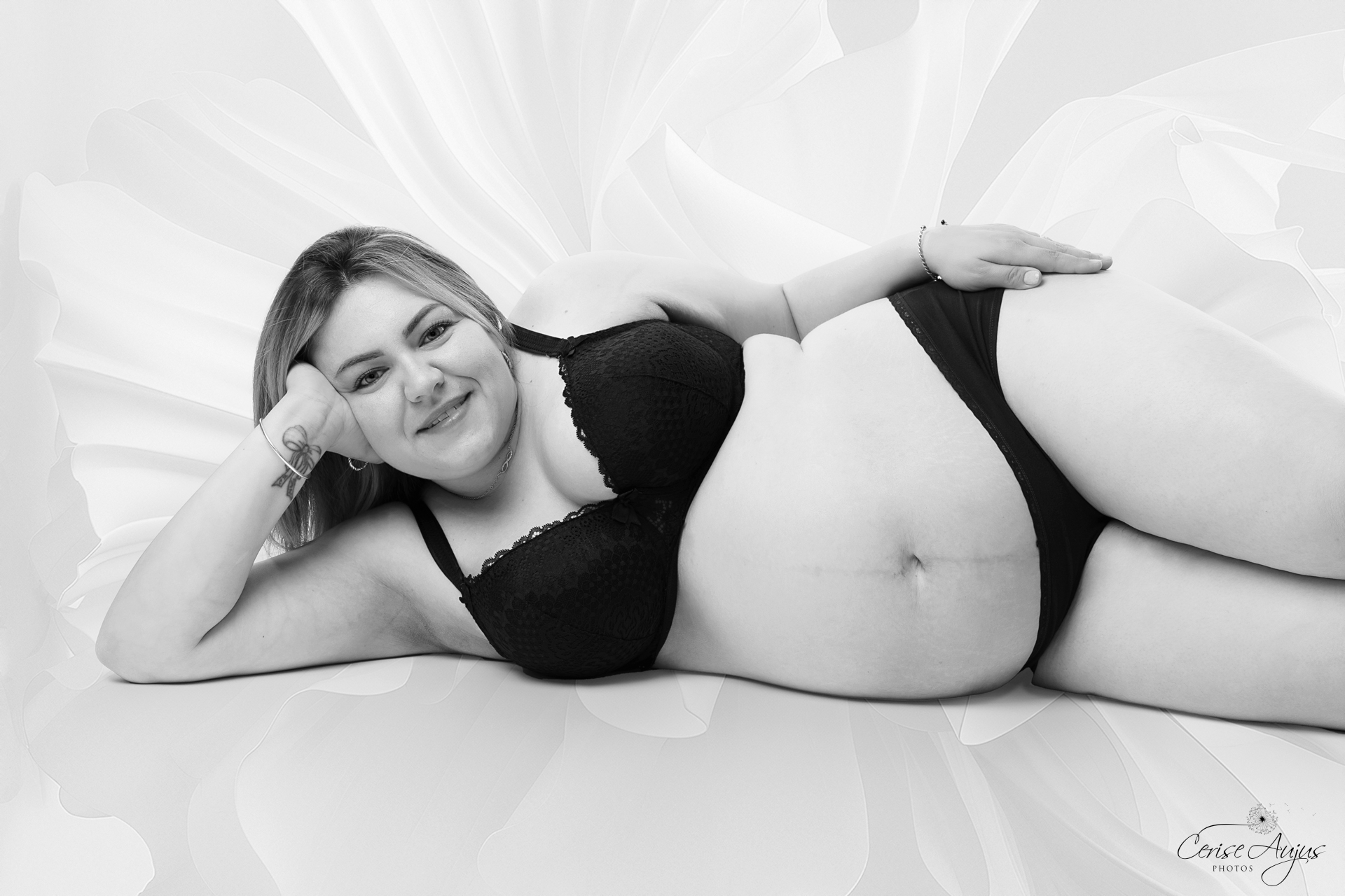 Photographe grossesse Parentis-en-Born femme enceinte allongée sur le côté au sol studio Pontenx-les-Forges sérénité et force