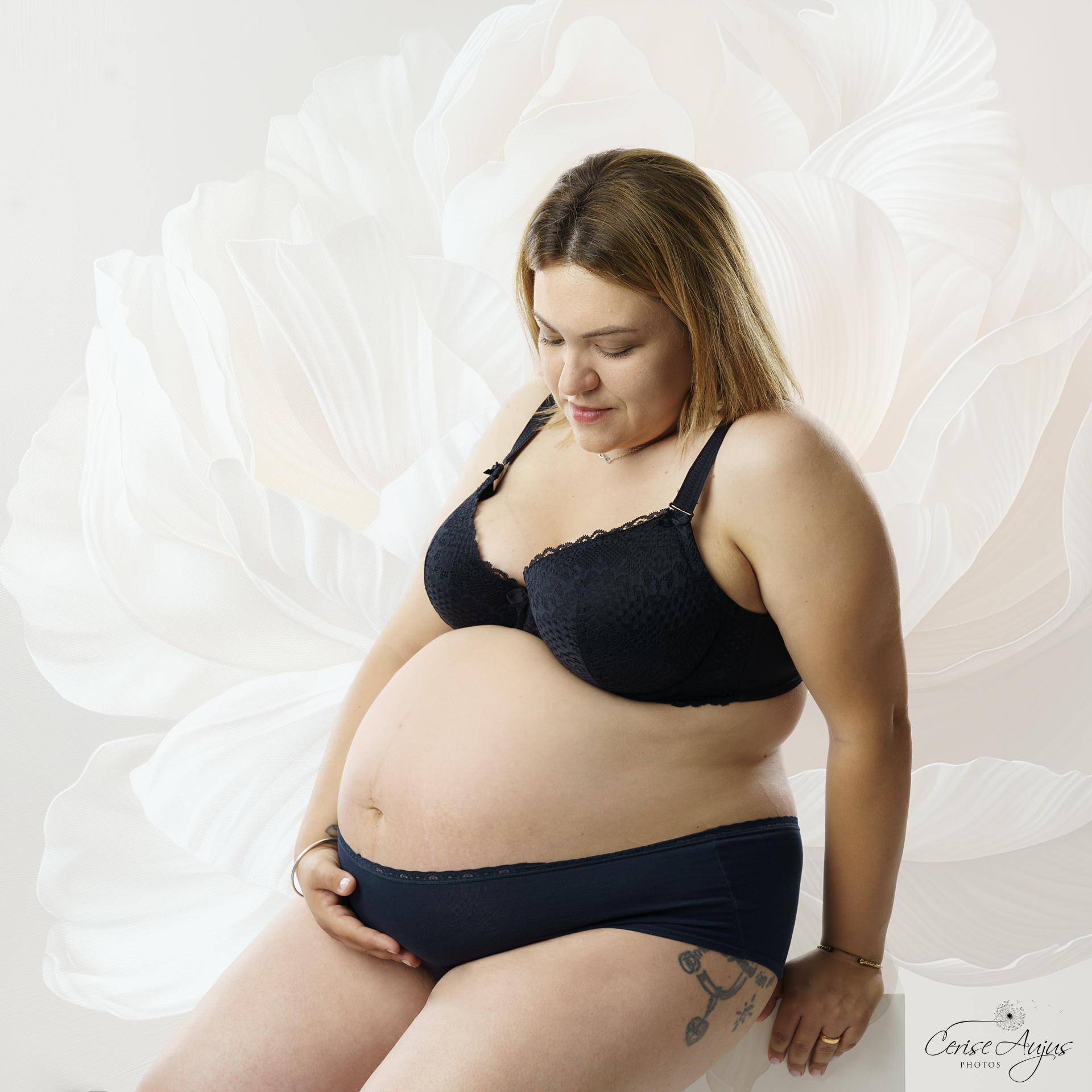 Photographe grossesse Parentis-en-Born femme enceinte qui contemple son ventre rond au studio Pontenx-les-Forges sérénité et force