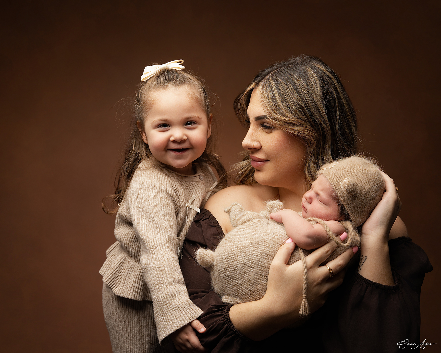 Maman avec nouveau-né et ainée séance photo famille studio Parentis-en-Born tendresse maternité