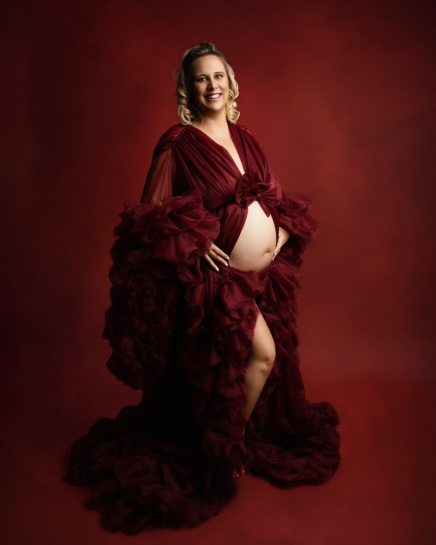 Femme enceinte souriante en robe de princesse, séance photo grossesse en studio dans les Landes