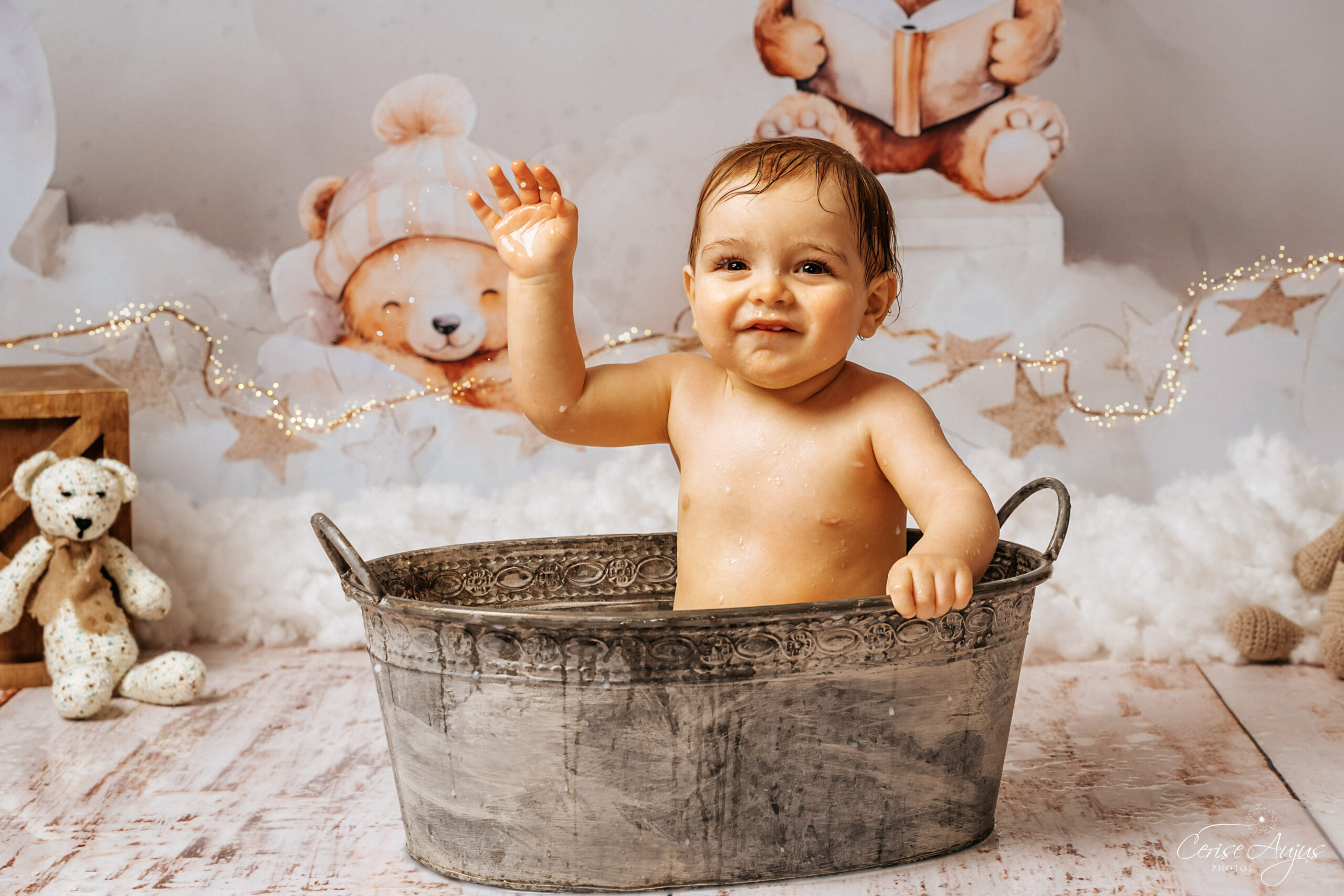 Enfant dans décor Ours des rêves dans sa  baignoir. Bain de lait nuages et étoiles