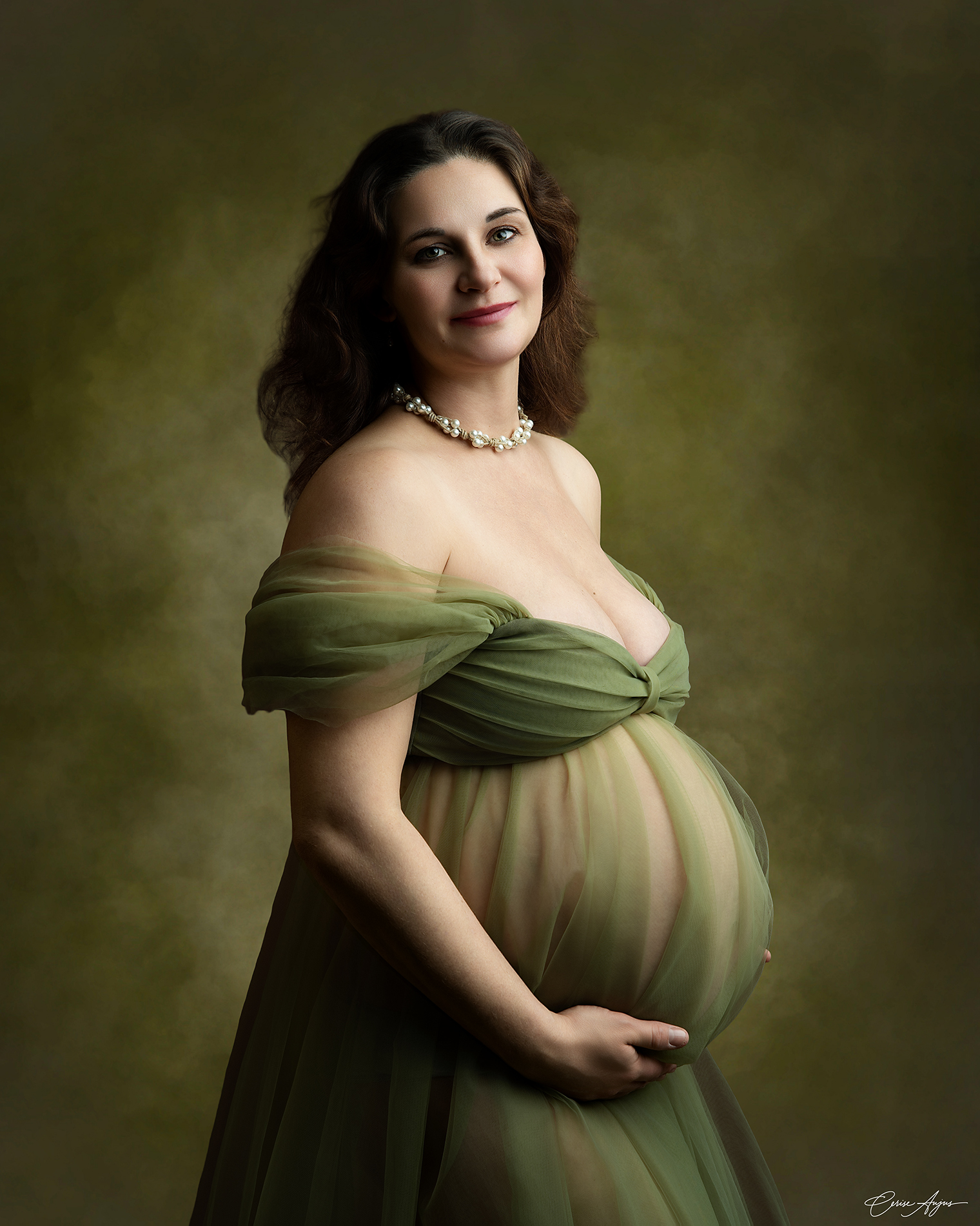 Femme enceinte souriante en robe de princesse, séance photo grossesse en studio dans les Landes