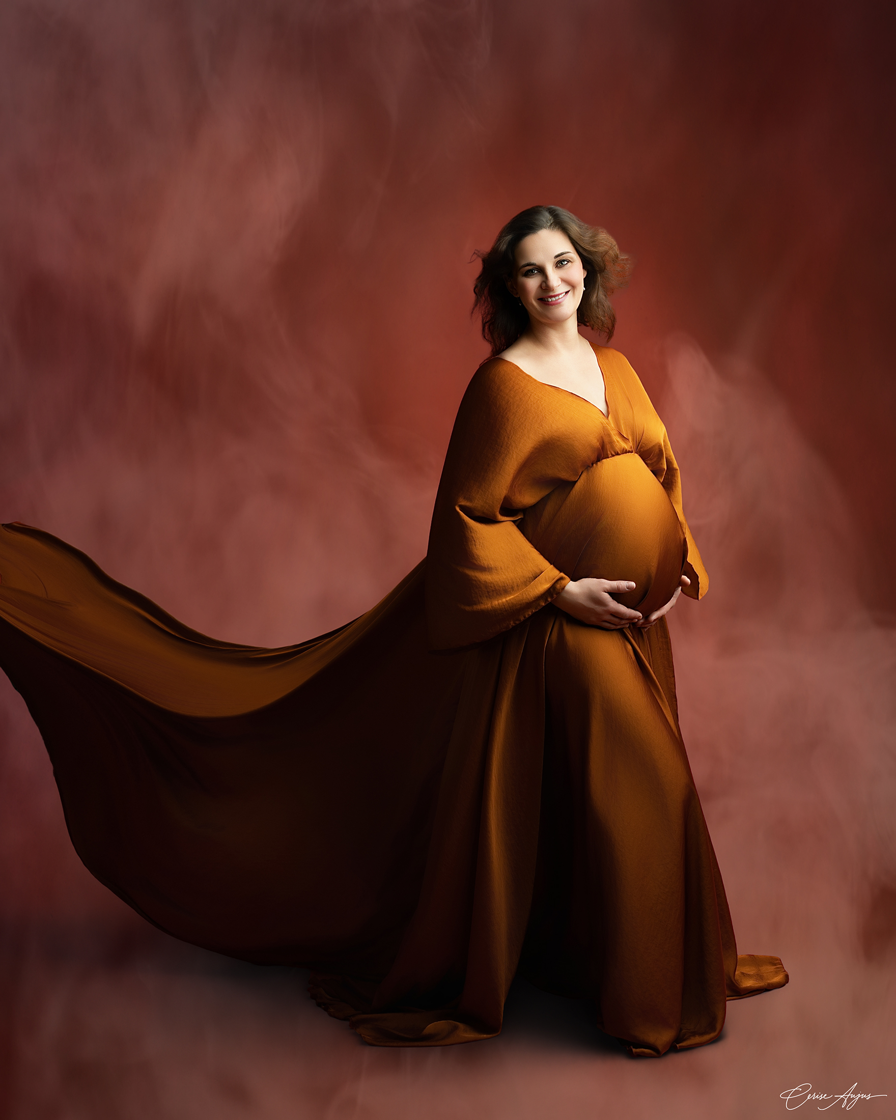 Femme enceinte souriante en robe voile, séance photo grossesse en studio dans les Landes