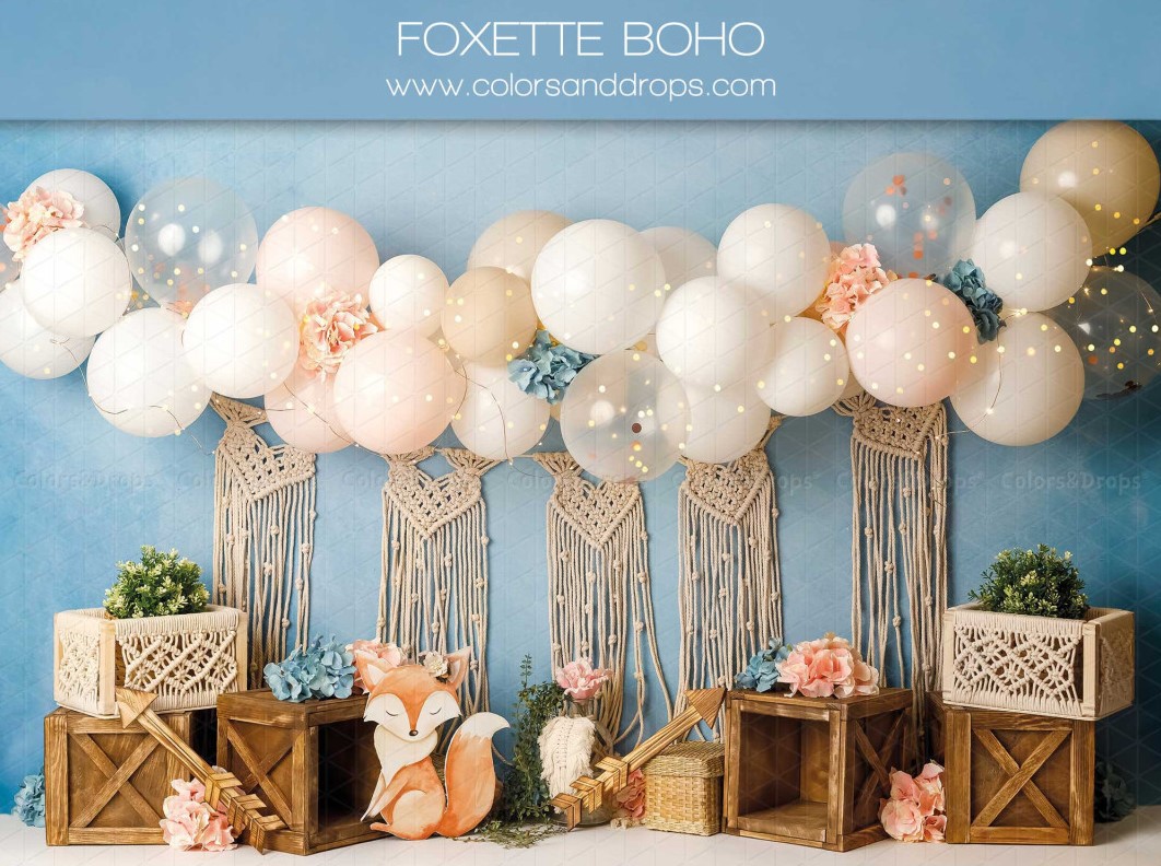 Décor studio Foxette boho avec renards cubes bois macramé fleurs et guirlandes lumineuses