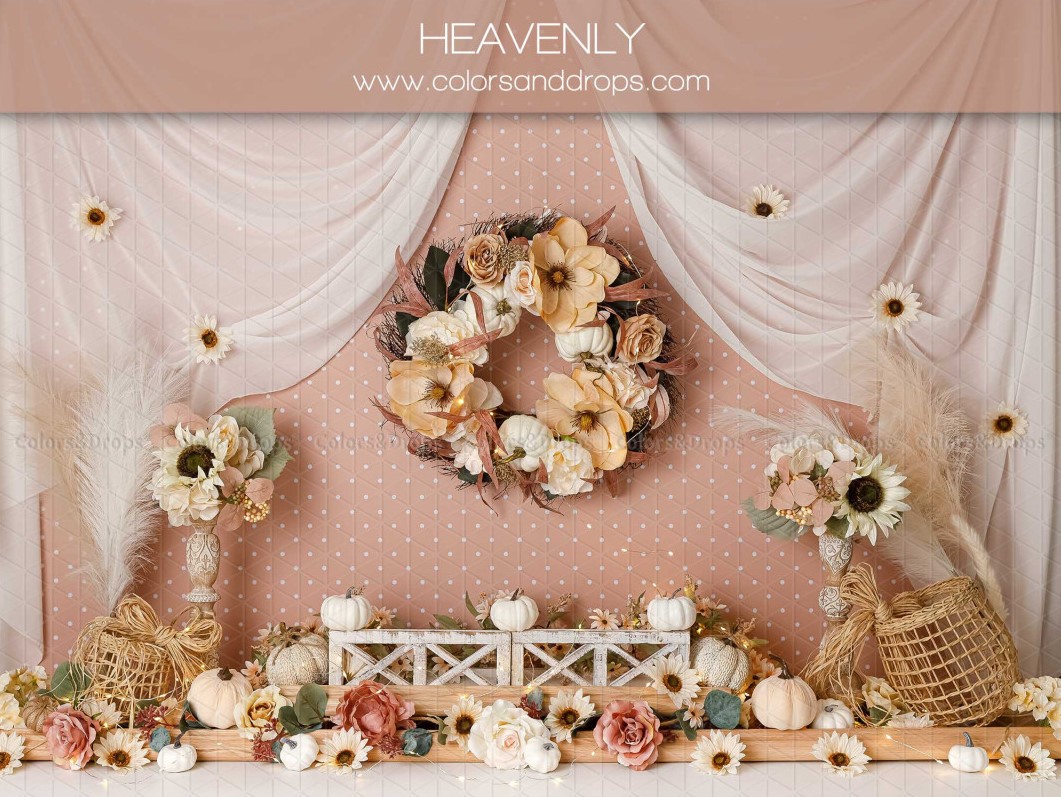 Décor studio tons rose orangé et crème avec citrouilles blanches paniers osier et couronnes de fleurs