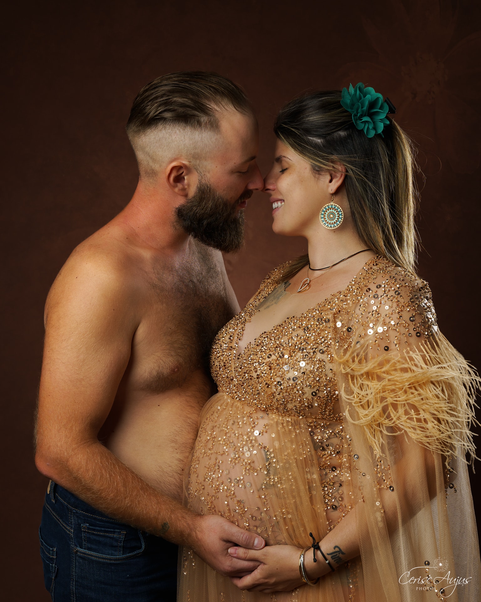 Séance photo grossesse en couple dans les Landes : fronts rapprochés, sourires complices, femme enceinte en robe dorée à sequins — studio Pontenx-les-Forges, Cerise Aujus Photos
