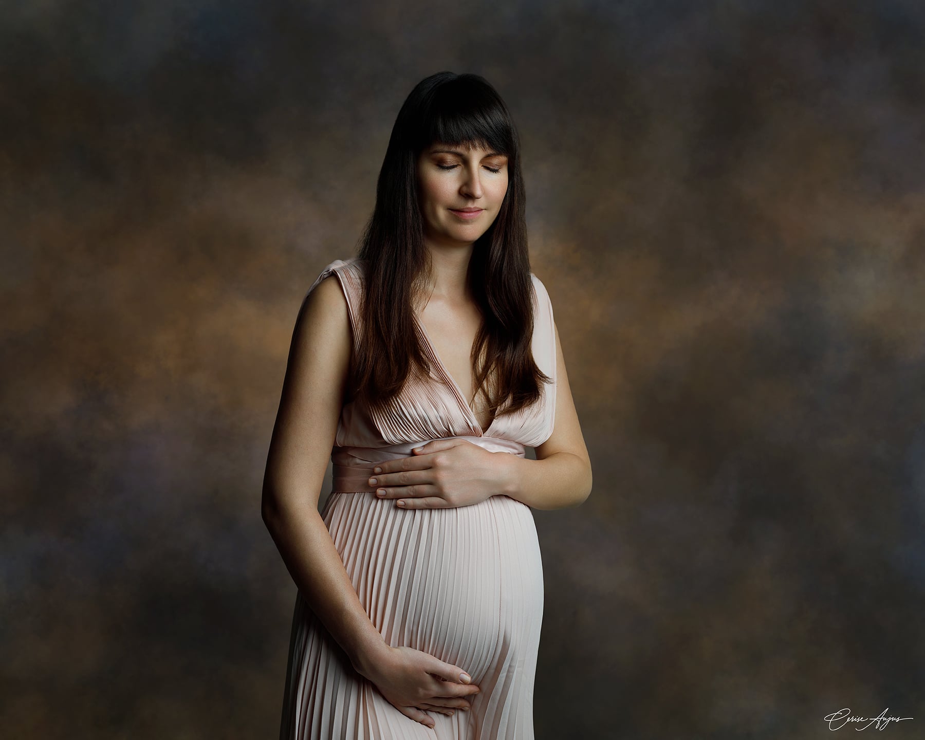 Femme enceinte au naturel en robe nude plissée, séance photo grossesse en studio dans les Landes