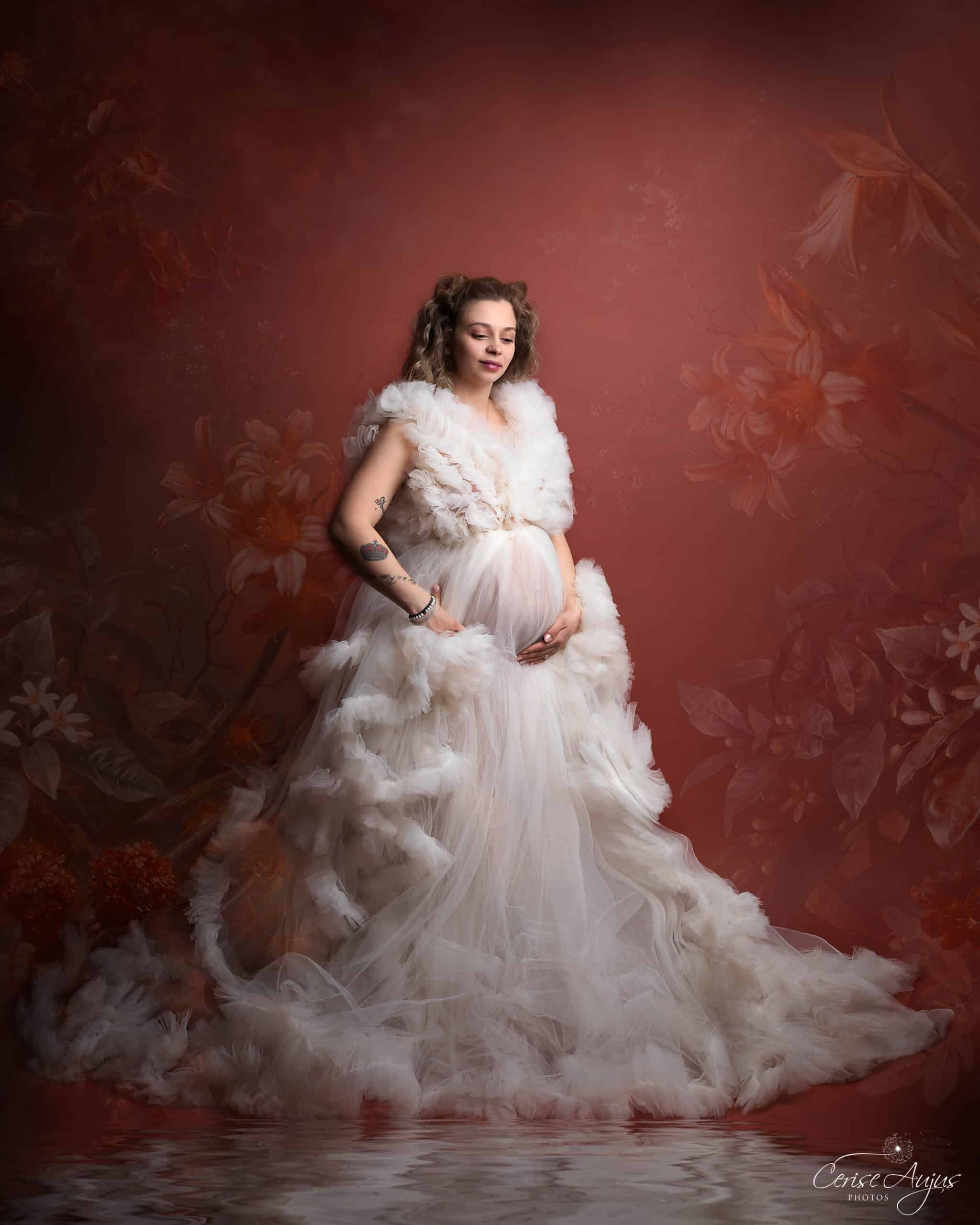 <br />
Femme enceinte en robe tulle blanche volumineuse, séance photo grossesse artistique en studio dans les Landes<br />