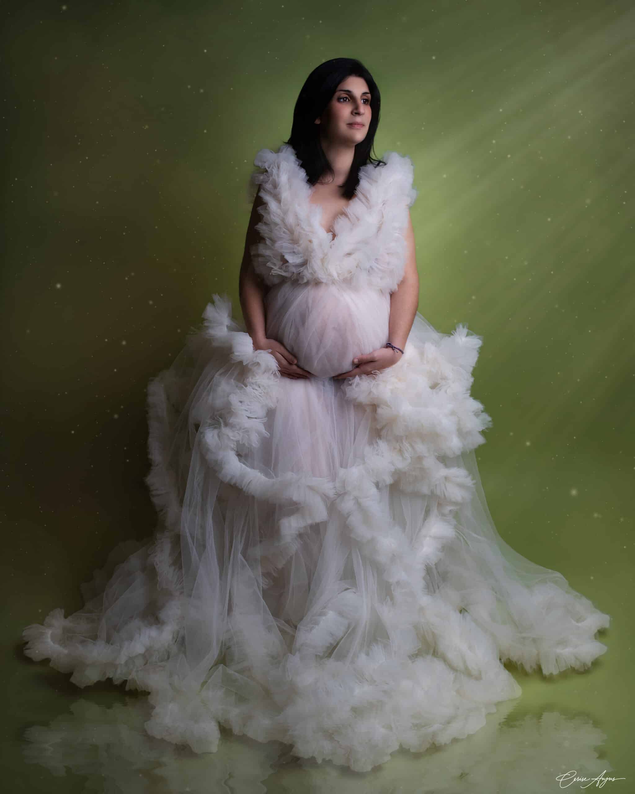 Femme enceinte en robe tulle blanche, séance photo grossesse en studio dans les Landes sur fond vert