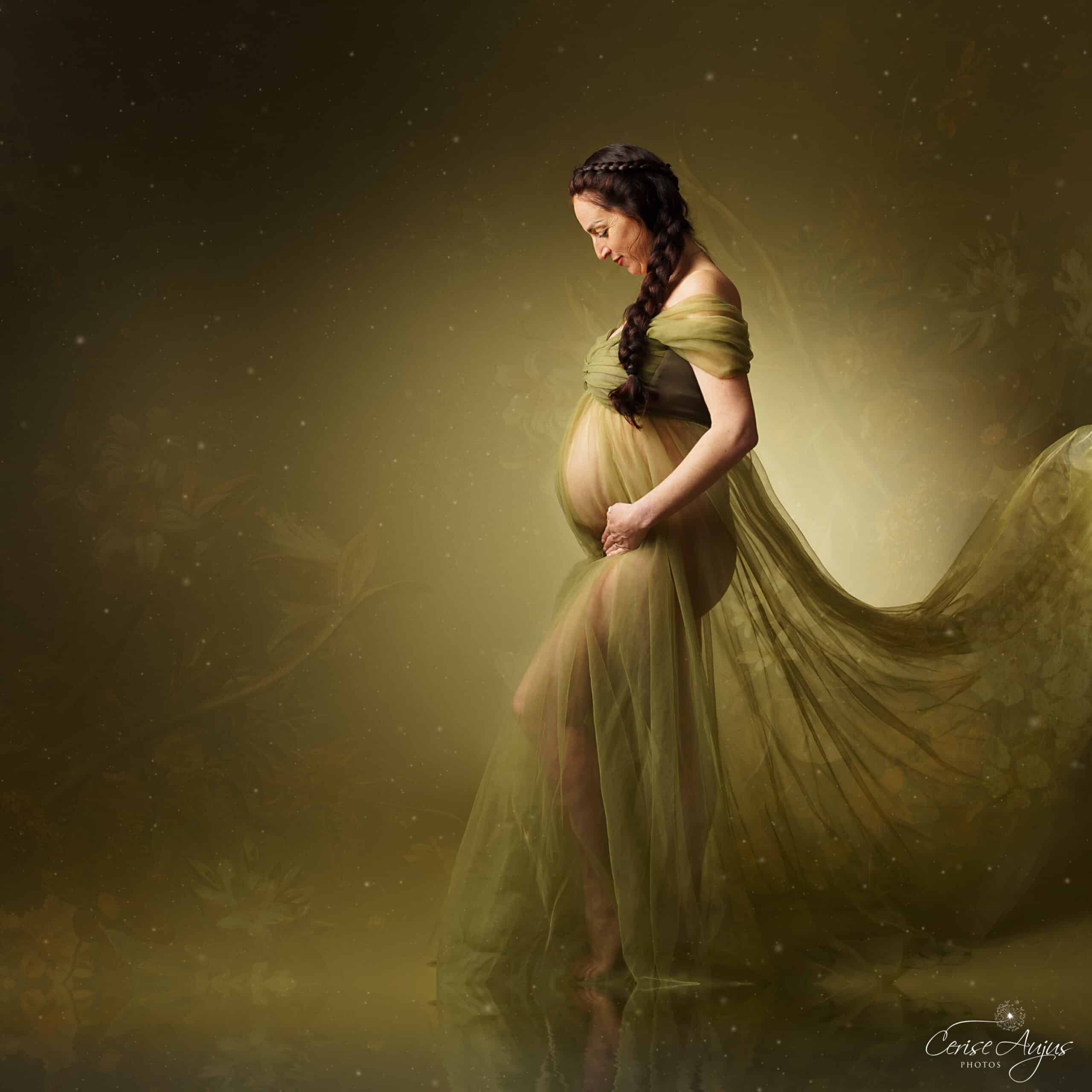 Femme enceinte en robe voile dorée, séance photo grossesse artistique en studio dans les Landes