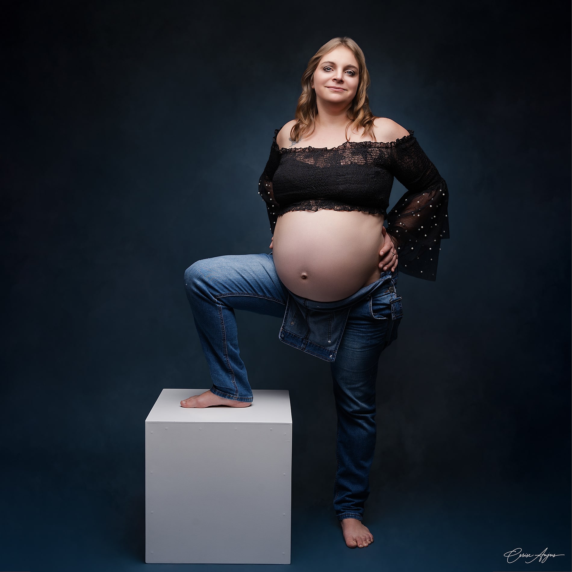 Femme enceinte en jean et top dentelle, séance photo grossesse en studio à Pontenx-les-Forges dans les Landes