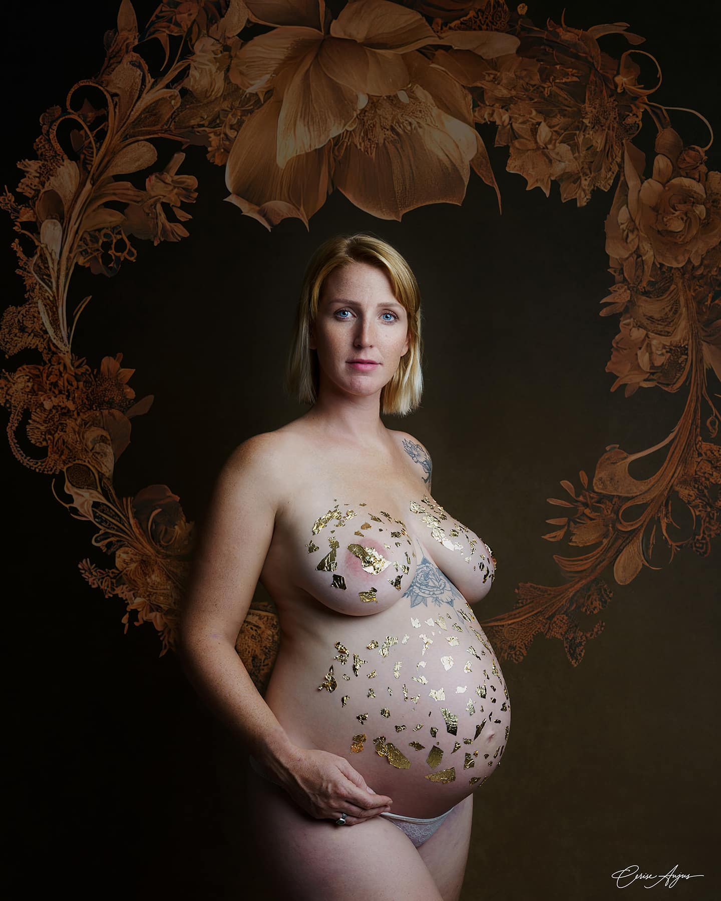 Femme enceinte avec feuilles d'or sur le corps, séance photo grossesse artistique en studio dans les Landes