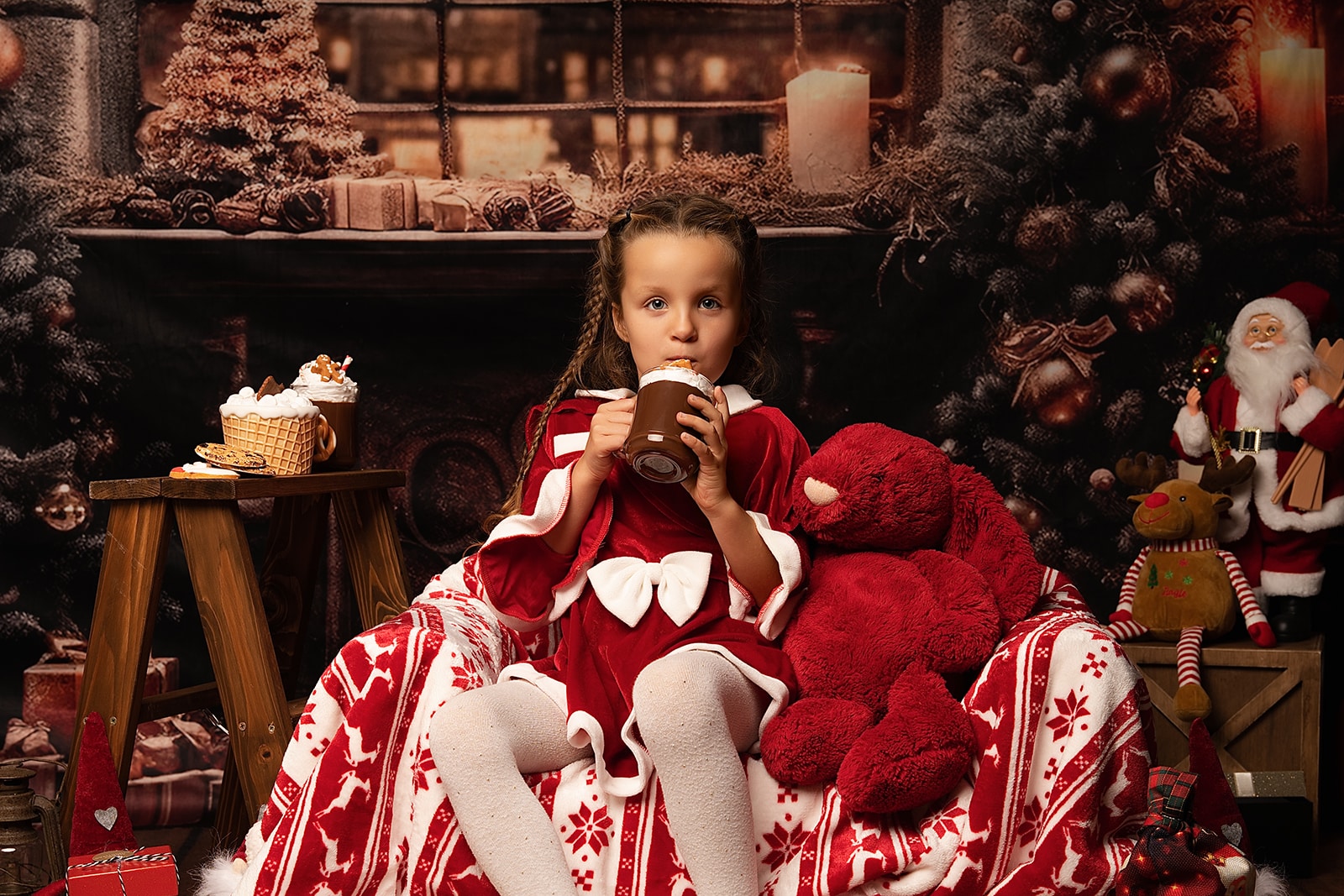 Photographe Noël Landes, décor La Veillée de Noël, enfant buvant un chocolat chaud en studio à Pontenx-les-Forges