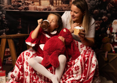 Photographe Noël Landes, décor La Veillée de Noël, mère et fille partageant un chocolat chaud en studio à Pontenx-les-Forges